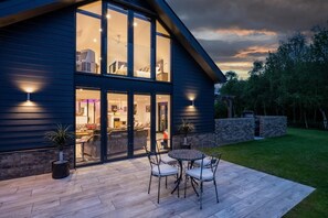 Outdoor dining - 4 Bed in Steeple Bumpstead (oc-hatch) (Steeple Bumpstead)