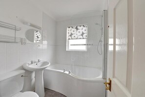 A bathroom with a toilet, sink, bathtub, and shower. - 2 Bed in Brighton (oc-bbivy2) (Hove)