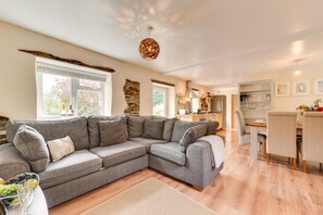 TV - 4 Bed in Jacobstow (oc-barn02) (Jacobstow)