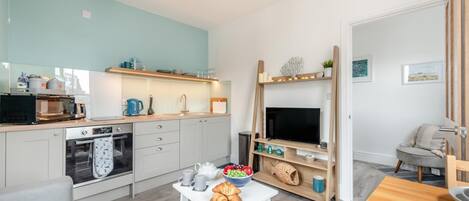 Microwave, oven, cookware/dishes/utensils