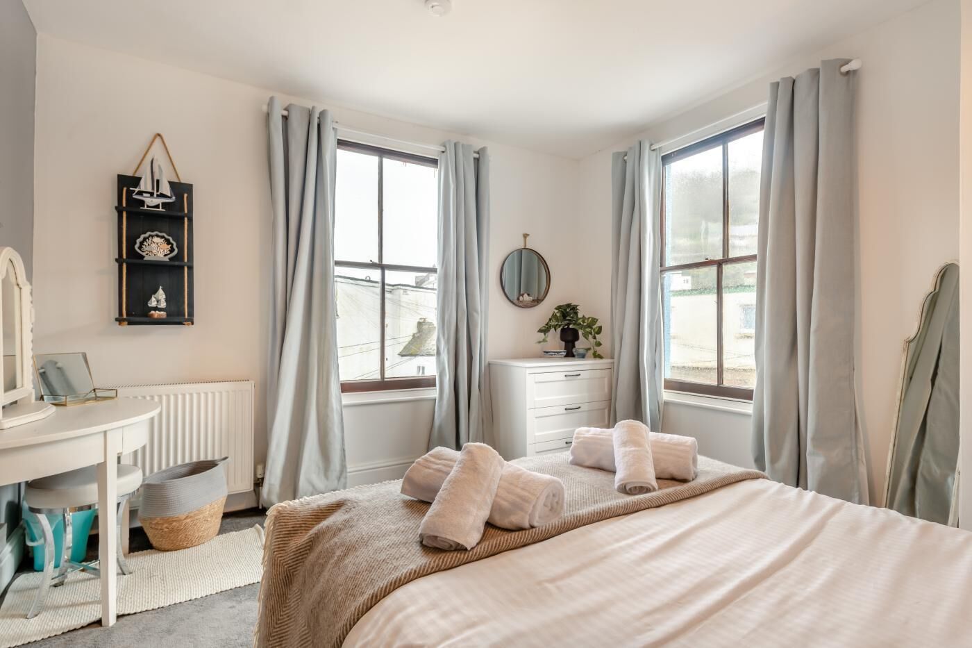 アイロン / アイロン台、WiFi (無料)、ベッドシーツ