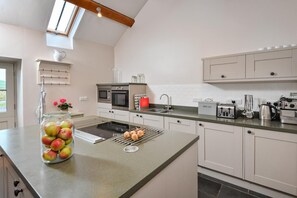 Mikroaaltouuni, uuni, astianpesukone, syöttötuoli