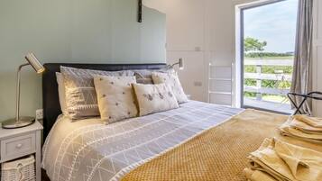 Iron/ironing board, bed sheets