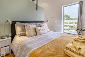 Iron/ironing board, bed sheets - 1 Bed in Aberaeron (oc-bow300) (Llwyncelyn)