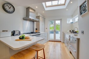 Microwave, oven, dishwasher, cookware/dishes/utensils - 2 Bed in Fowey (oc-forty) (Fowey)