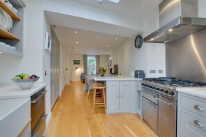Microwave, oven, dishwasher, cookware/dishes/utensils - 2 Bed in Fowey (oc-forty) (Fowey)