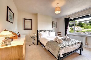 4 bedrooms, iron/ironing board, travel cot, free WiFi - 4 Bed in Dartmouth (oc-bc136) (Dartmouth)