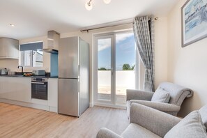 Microwave, oven, dishwasher, cookware/dishes/utensils - 3 Bed in Higher Crackington (oc-avond) (Crackington Haven)