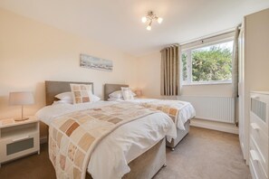 3 slaapkamers, een strijkplank/strijkijzer, gratis wifi, beddengoed