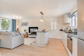 Microwave, oven, dishwasher, cookware/dishes/utensils - 3 Bed in Higher Crackington (oc-avond) (Crackington Haven)