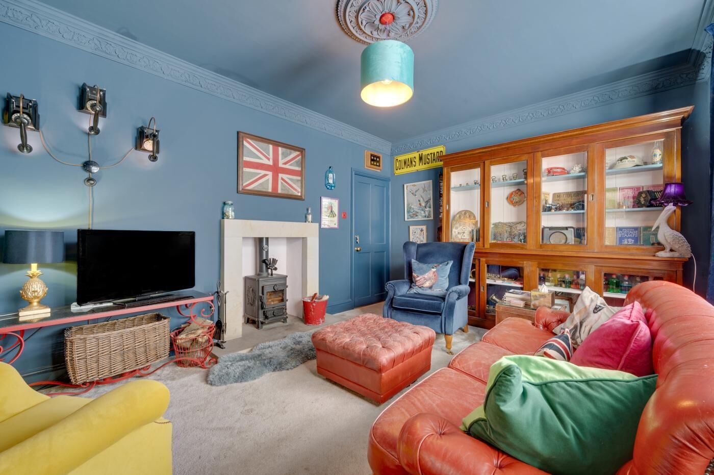 Televisión y chimenea 