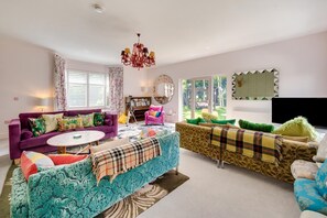 TV, fireplace - 5 Bed in Dunstan (oc-588874) (Dunstan)