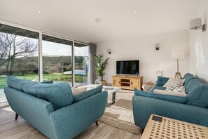 TV - 2 Bed in Llaniestyn (oc-tynger) (Llaniestyn)