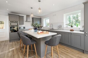 Microwave, oven, dishwasher, highchair - 2 Bed in Llaniestyn (oc-tynger) (Llaniestyn)