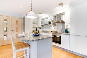 Oven, dishwasher, cookware/dishes/utensils - 2 Bed in Looe (oc-6creek) (Looe)