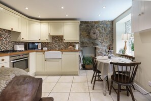 Microwave, oven, cookware/dishes/utensils - 2 Bed in Pwllheli (oc-30aber) (Pwllheli)
