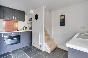 Microwave, oven, cookware/dishes/utensils - 1 Bed in Elton (oc-dctco) (Elton)