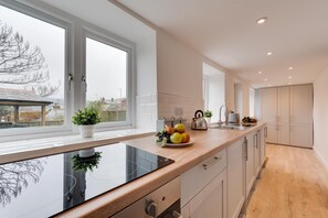 Oven, dishwasher, cookware/dishes/utensils - 3 Bed in Fowey (oc-1cobbs) (Fowey)