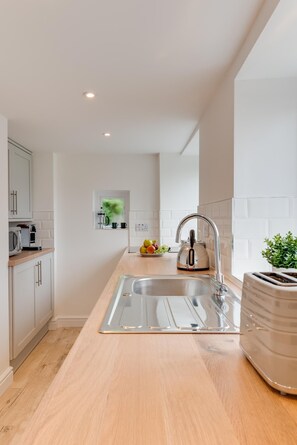 Oven, dishwasher, cookware/dishes/utensils - 3 Bed in Fowey (oc-1cobbs) (Fowey)
