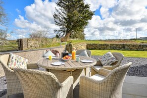 Outdoor dining - 4 Bed in Rhoshirwaun (oc-bow324) (Rhoshirwaun)