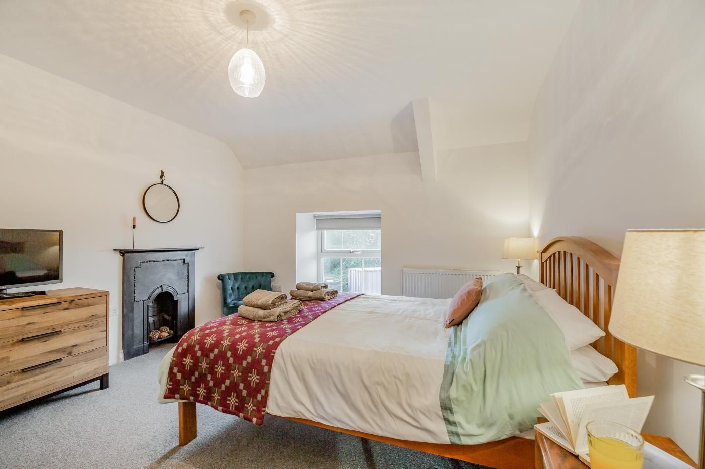 4 bedrooms, iron/ironing board, WiFi (free), bed sheets