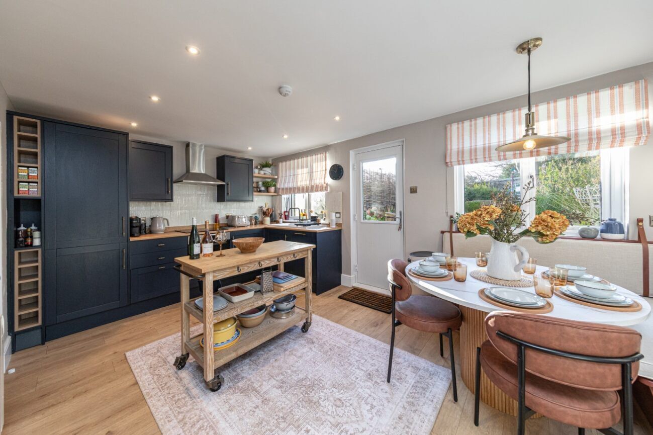 Microwave, oven, dishwasher, cookware/dishes/utensils