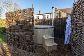 Outdoor spa tub - 3 Bed in North Sunderland (oc-nb1980) (North Sunderland)