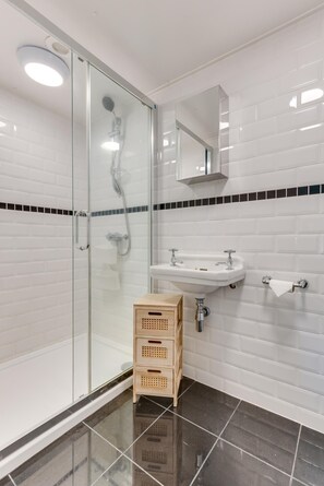 Hair dryer - 4 Bed in Great Plumstead (oc-2295) (Great Plumstead)