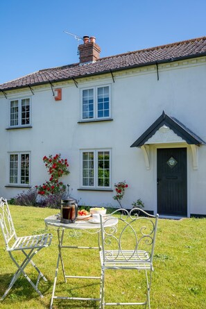 Outdoor dining - 4 Bed in Great Plumstead (oc-2295) (Great Plumstead)
