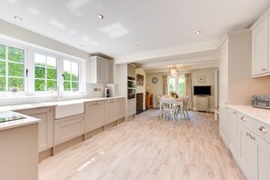 Microwave, oven, dishwasher, high chair - 4 Bed in Great Plumstead (oc-2295) (Great Plumstead)