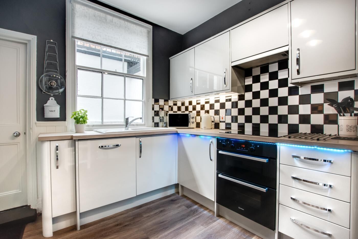 Mikrowelle, Ofen, Geschirrspüler, Kochgeschirr/Geschirr/Besteck