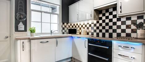 Mikrowelle, Ofen, Geschirrspüler, Kochgeschirr/Geschirr/Besteck