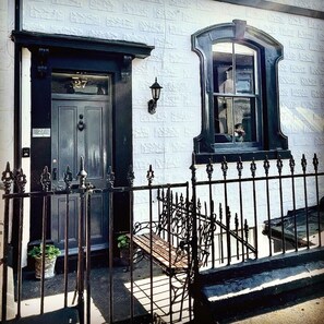Exterior detail - 3 Bed in Scarborough (oc-s113) (Scarborough)