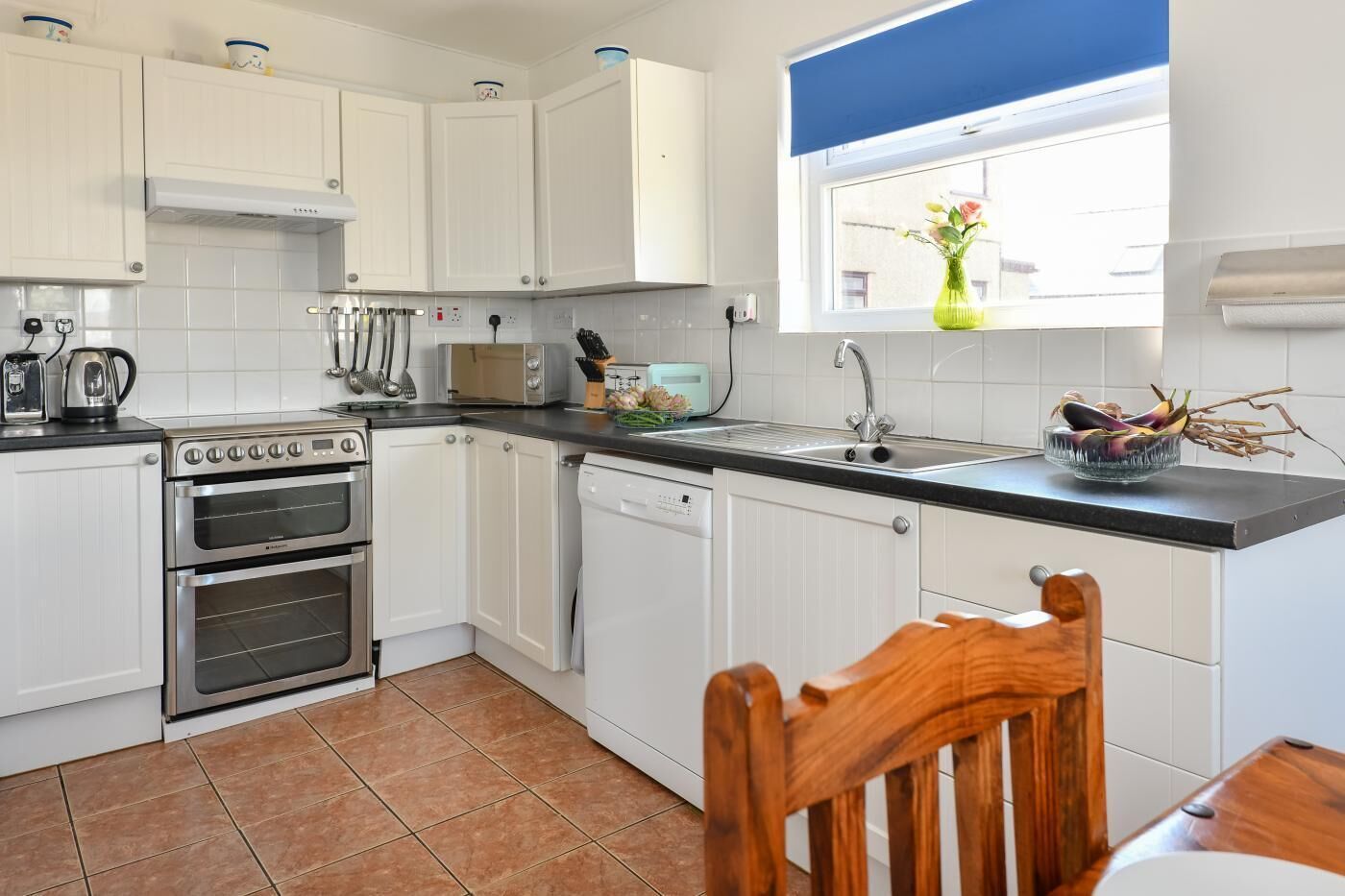 Mikrobølgeovn, ovn, oppvaskmaskin og høy barnestol