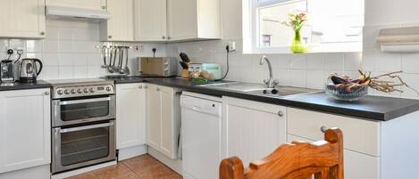 Mikrobølgeovn, ovn, oppvaskmaskin og høy barnestol