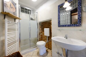 Dusche, kostenlose Toilettenartikel, Haartrockner, Bidet