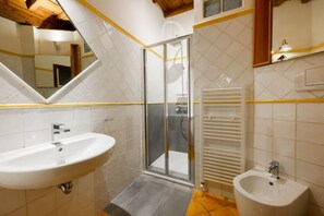 Regadera, amenidades de baño gratuitas, secadora de cabello, bidet 