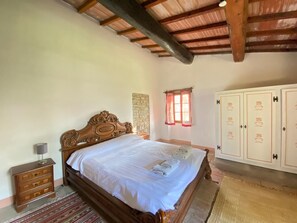 Iron/ironing board, internet - Old farmhouse with private swimming pool and tennis court and beautiful views (Spedalicchio)