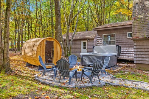 Poconos Pines: Lake Access, HotTub, Sauna, FirePit