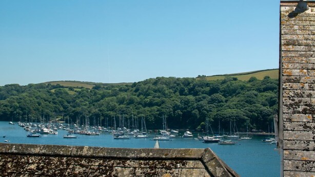 A harbor with numerous sailboats docked, surrounded by lush green hills. - 2 Bed in Fowey (oc-jackda) (Fowey)