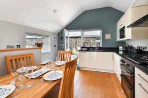Microwave, oven, dishwasher, cookware/dishes/utensils - 2 Bed in Abersoch (oc-barnpl) (Abersoch)
