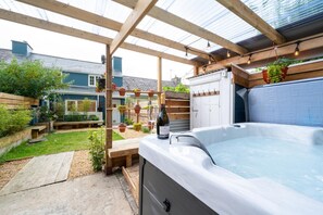 Terrace/patio - 2 Bed in Aberaeron (oc-bow329) (Aberaeron)