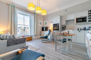 TV - 1 Bed in Falmouth (oc-apart5) (Falmouth)