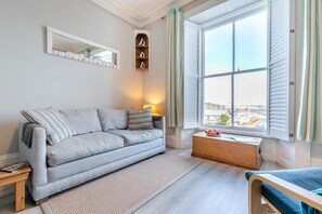 TV - 1 Bed in Falmouth (oc-apart5) (Falmouth)