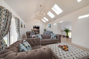 TV, fireplace - 4 Bed in Horningtops (oc-northt) (England)