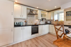 Microwave, oven, dishwasher, cookware/dishes/utensils - 3 Bed in Abersoch (oc-egrynb) (Abersoch)