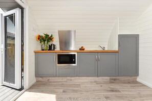 Four à micro-ondes, un four, vaisselle et ustensiles