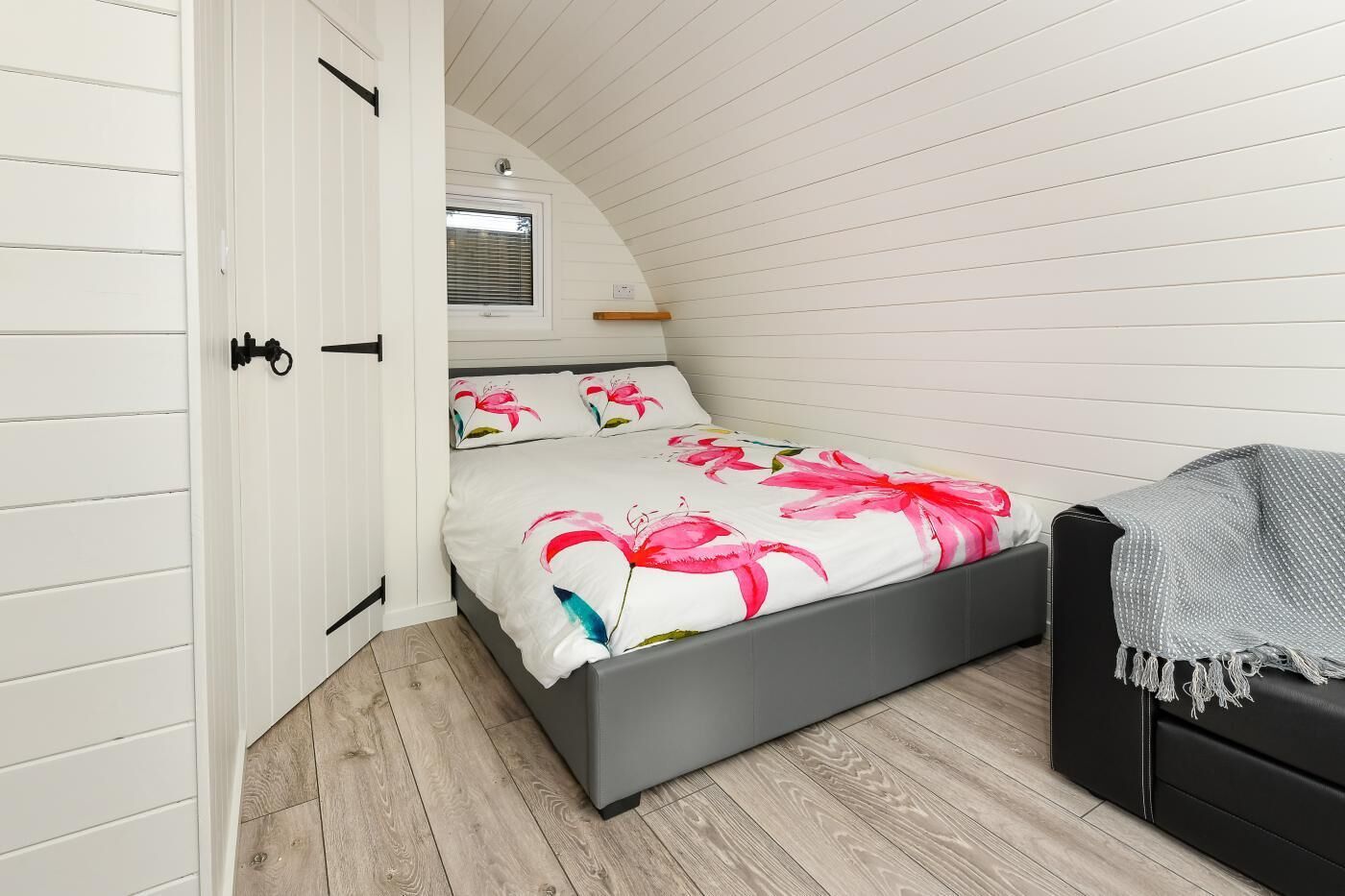 Iron/ironing board, bed sheets