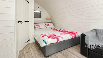 Iron/ironing board, bed sheets