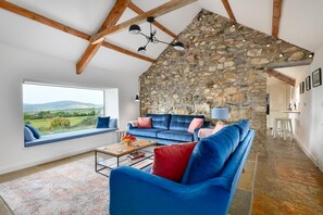 TV, fireplace - 4 Bed in Llaniestyn (oc-murlly) (Buan)